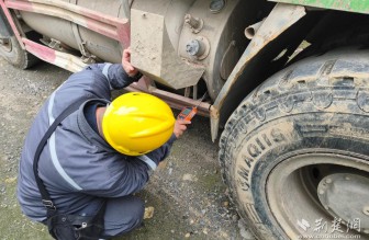 燃?xì)怆U(xiǎn)情急處置 多方聯(lián)動(dòng)保平安——襄陽華潤燃?xì)獬晒鈨奢vLNG渣土車泄漏隱患